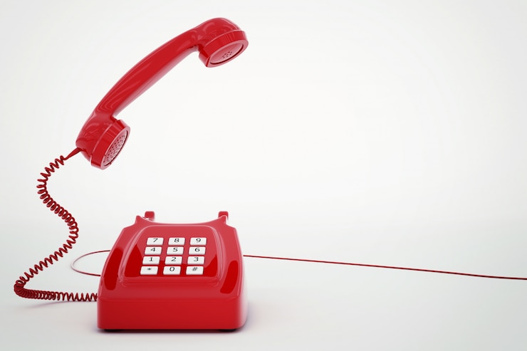 Foto klassieke rode telefoon op een witte achtergrond