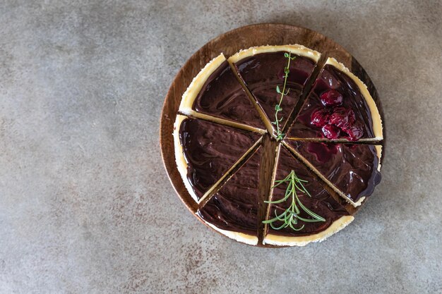 Klassieke romige cheesecake met chocolade ganache kersen en rozemarijn populair feestelijk dessert