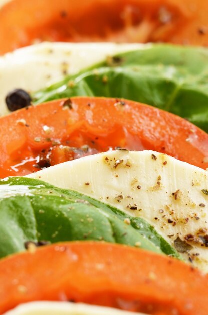 Klassieke salade caprese van mozzarella tomaat en basilicum