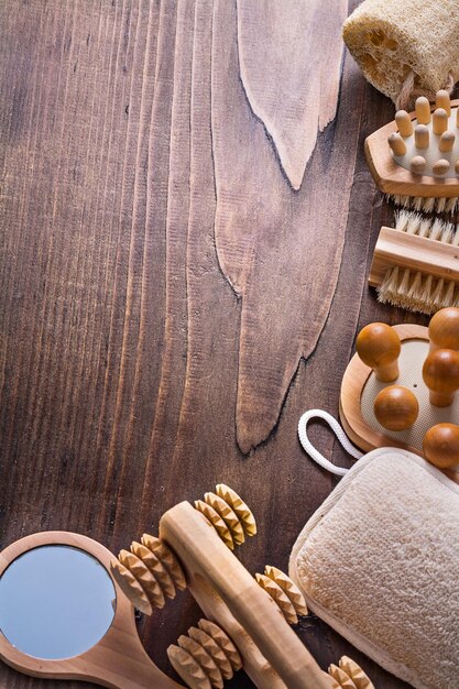 Klassieke sauna-accessoires op vintage houten bord met copyspace