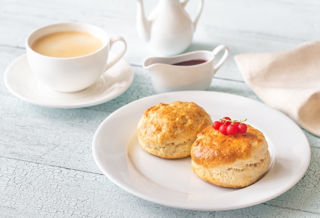 Klassieke scones met room en bessenjam