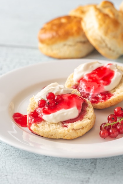 Klassieke scones met room en bessenjam