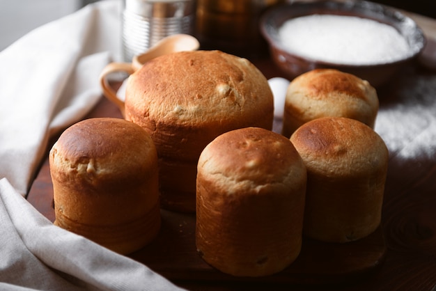 Klassieke Slavische Pasen-cakes met ingrediënten in een rustieke stijl