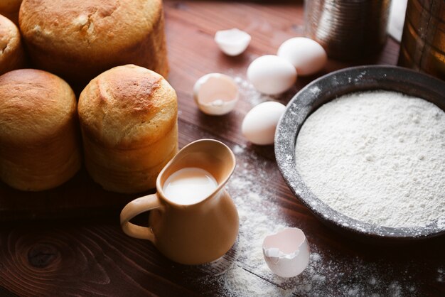 Klassieke Slavische Pasen-cakes met ingrediënten in een rustieke stijl