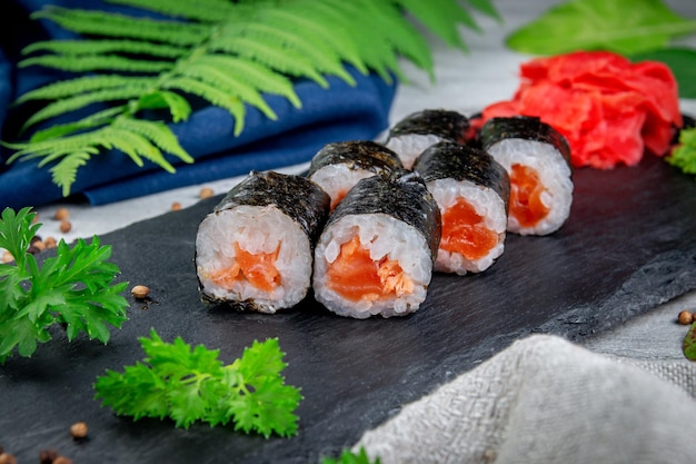 Klassieke sushibroodjes met zalm Traditionele Japanse keuken