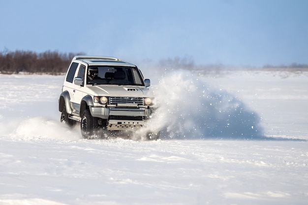 Klassieke SUV op reis in de sneeuw