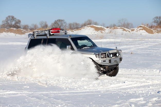 Klassieke SUV op reis in de sneeuw