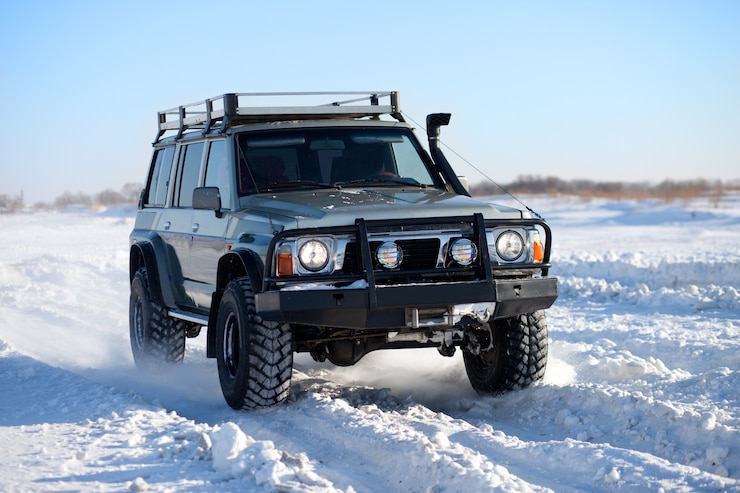 Klassieke SUV op reis in de sneeuw