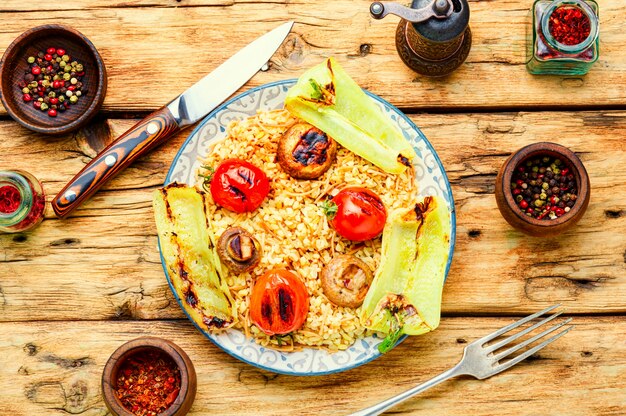 Klassieke Turkse pilaf met noedels. Turkse rijst, gegrilde rijst met groenten.