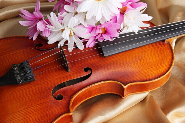 Foto klassieke viool op stofachtige achtergrond