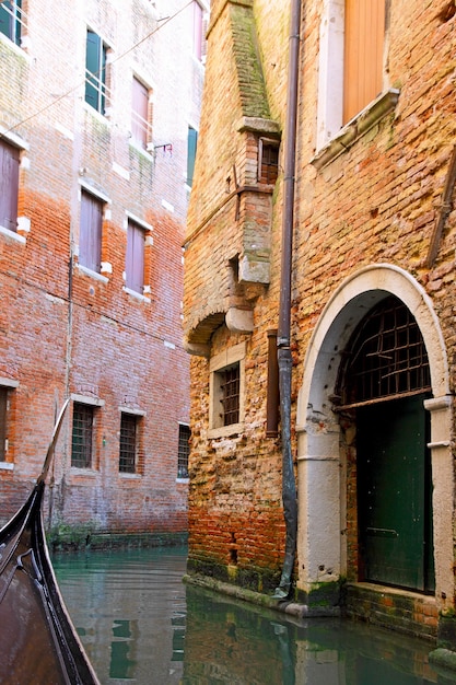 Klassieke weergave van Venetië met kanaal en oude gebouwen, Italy