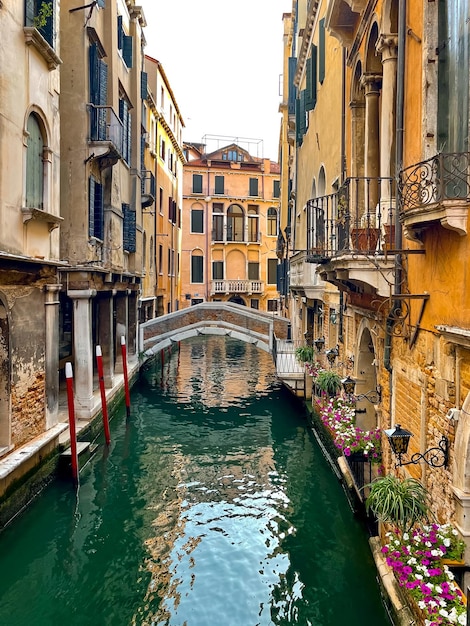 Klassieke weergave van Venetië met kanaal en oude gebouwen, Italy