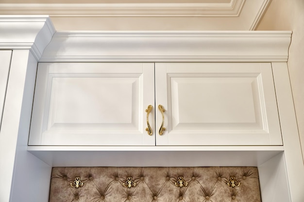 Klassieke witte garderobe met zitplaatsen in een hedendaagse heldere gang Carriage coupler closet bank