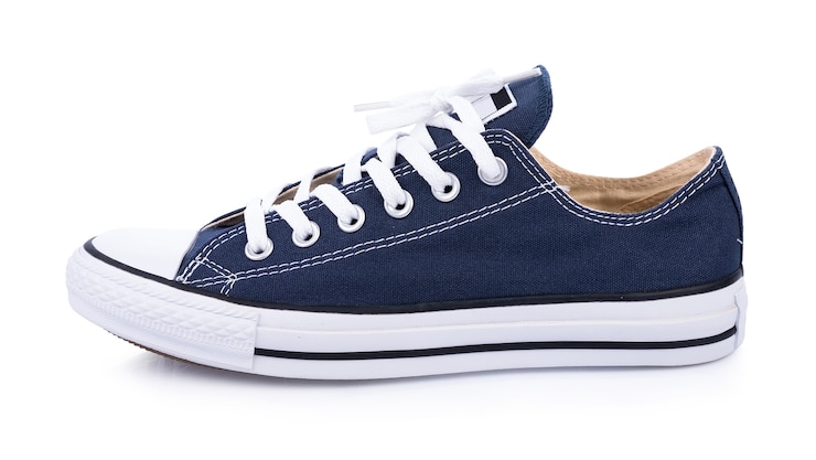 Klassieke witte sneakers geïsoleerd op een wit oppervlak