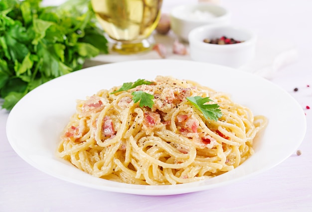 Klassieke zelfgemaakte carbonara-pasta met pancetta, ei, harde parmezaanse kaas en roomsaus.