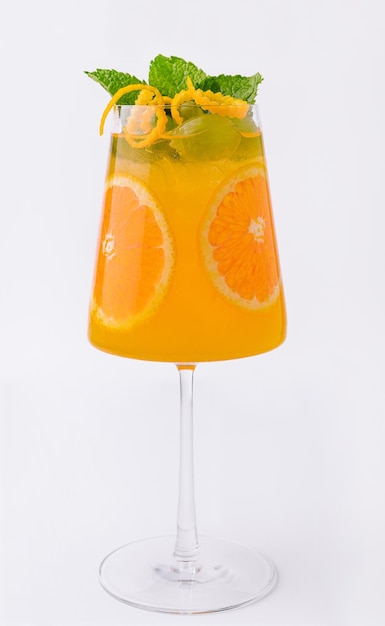 Klassieke zomerse mimosacocktail met sinaasappelsap