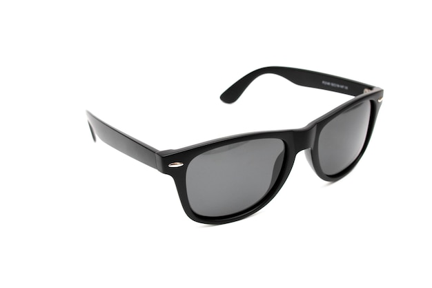 Klassieke zwarte zonnebril, geïsoleerd op een witte achtergrond. Mode-concept.
