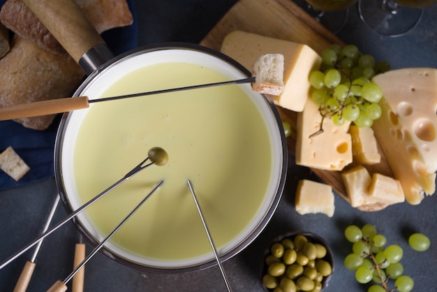 Klassieke Zwitserse kaasfondue