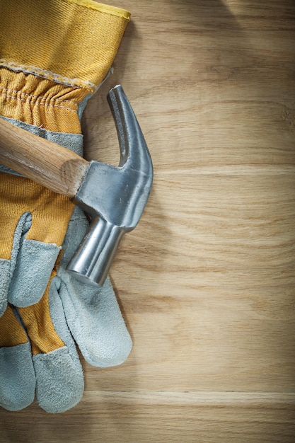 Klauwhamer beschermende handschoenen op houten plank