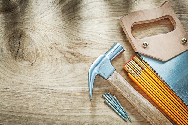 Klauwhamer houten meter roestvrij ijzerzaag nagels op houten bord bouwconcept