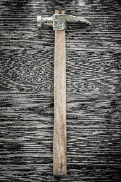 Klauwhamer op houten plank