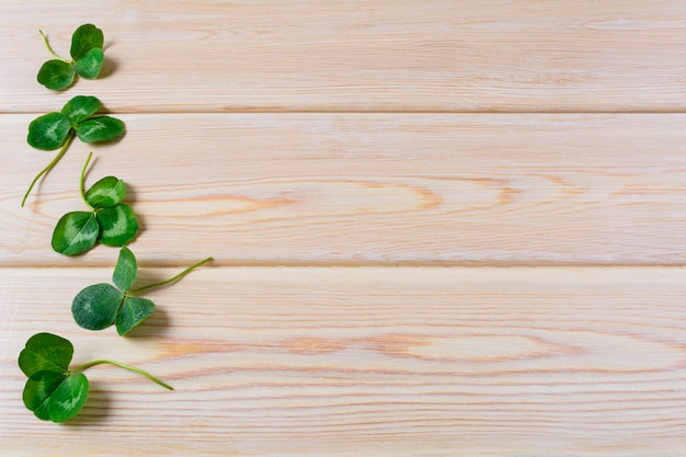 Klavertjes drie op houten oppervlak