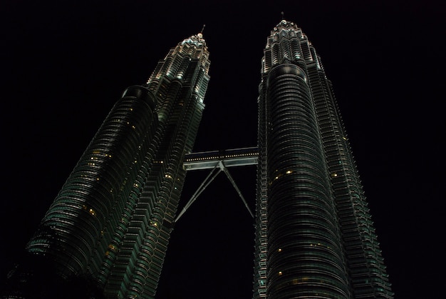 Klcc petronas twin towers 's nachts.