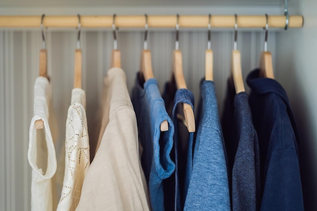 Kleding aan hangers in de kast verloop van wit naar donkerblauw