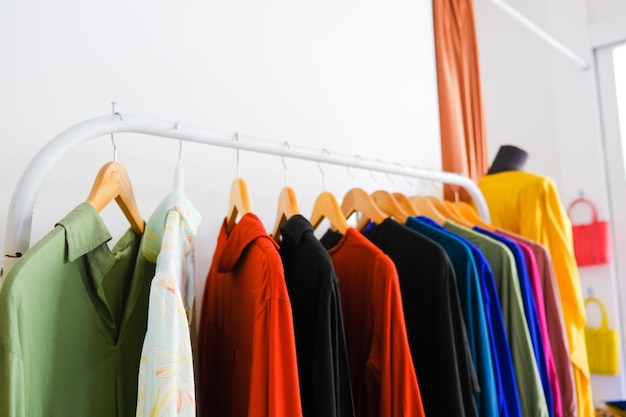 Kleding die op rek in modewinkel hangt