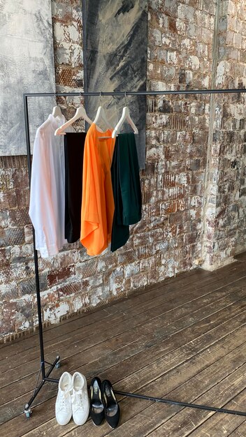Foto kleding droogt op tafel tegen de muur
