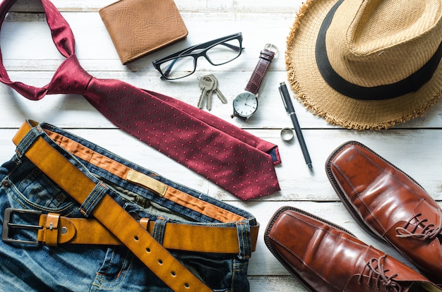 Kleding en accessoires voor mannen op de houten vloer