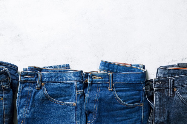 Kleding en jeans, stapel kleurrijke perfect gevouwen kledingstukken. Stapel verschillende pastelkleuren