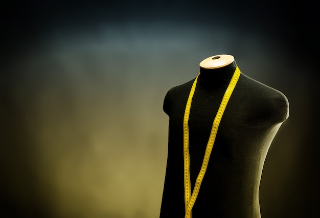 Kleding etalagepop met meetlint erop. afgezwakt