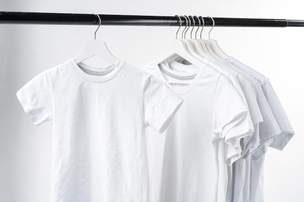 Foto kleding hangt op een kledingrek op een witte achtergrond