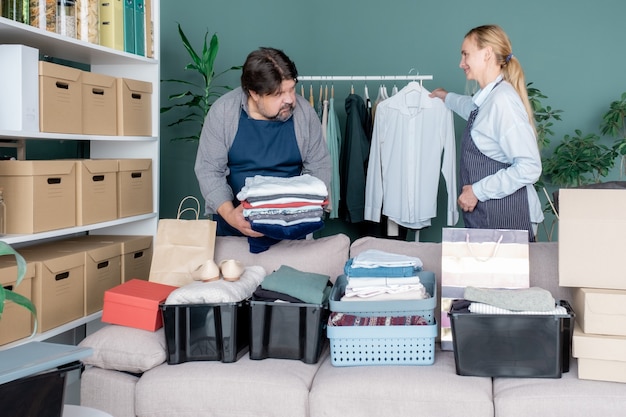 Kleding liefdadigheid donatie mannen vrouw product hulp geschenkdoos pakket geven zorgpakket