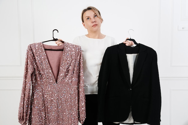 Foto kleding, mode, stijl en mensen concept vrouw kleren thuis garderobe kiezen