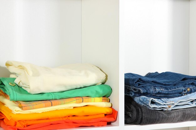 Kleding netjes opgevouwen op planken