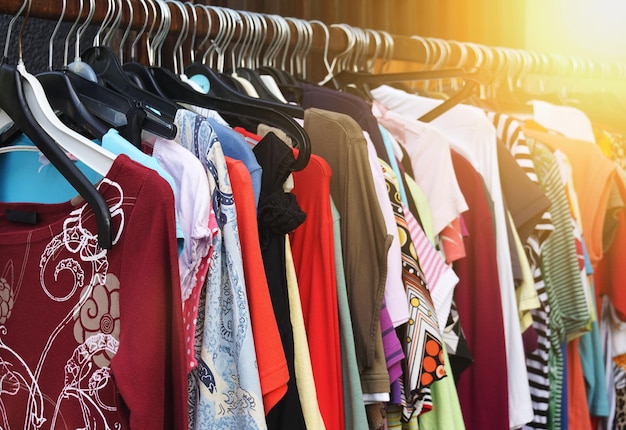 Kleding op een rek bij een marktstand