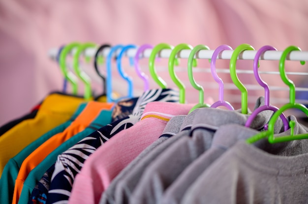 Kleding opknoping op kleerhangers in de kleedkamer