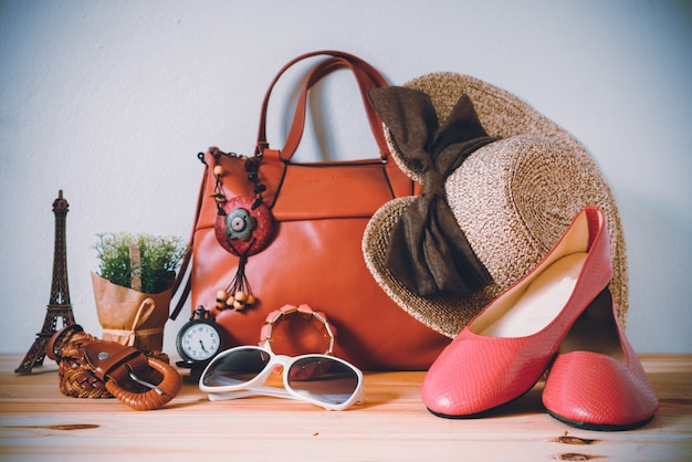 Kleding voor vrouwen, geplaatst op een houten vloer.