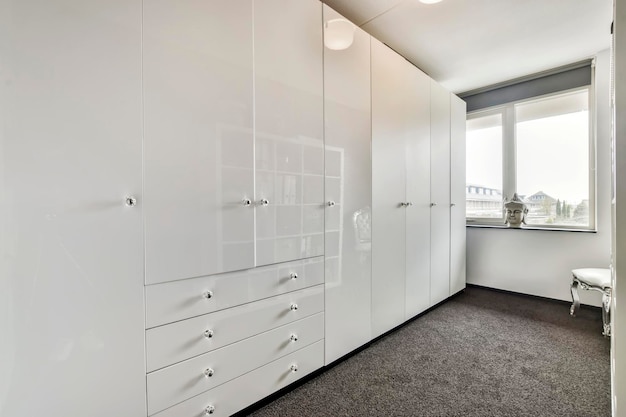 Kleedkamer met grote witte kasten