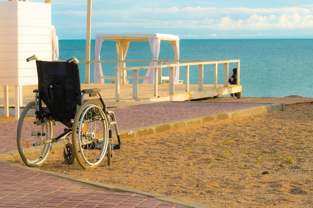 Kleedkamer vakantie strand zee rolstoel gehandicapten gelukkig reizen familie levensstijl concept vakantie
