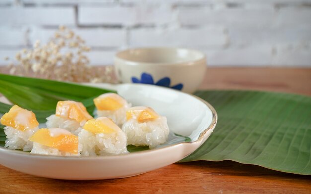 Kleefrijst met rijpe mango in kokosmelk Authentieke Thaise desserts op een houten tafel