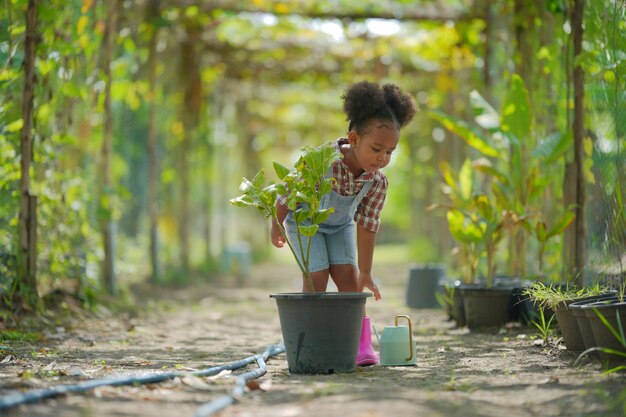 Klein Afro-meisje met buitenactiviteiten op de boerderij oraganic tuin divers familiekind Moederdag concept