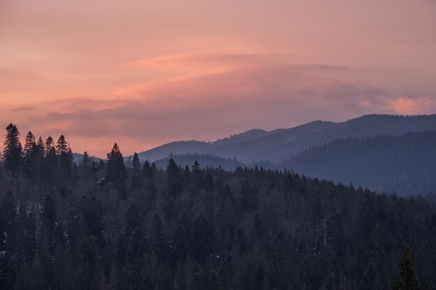 Klein alpendorp en winter besneeuwde bergen in de eerste zonsopgang zonlicht rond Voronenko Karpatische Oekraïne