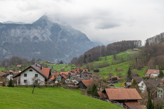 Klein alpendorp op bergachtige achtergrond Kanton St Gallen Glarner Alpen regio Zwitserland