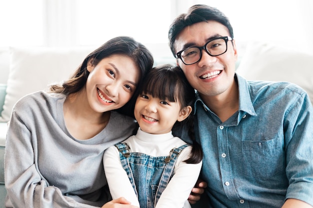 klein Aziatisch familieportret thuis