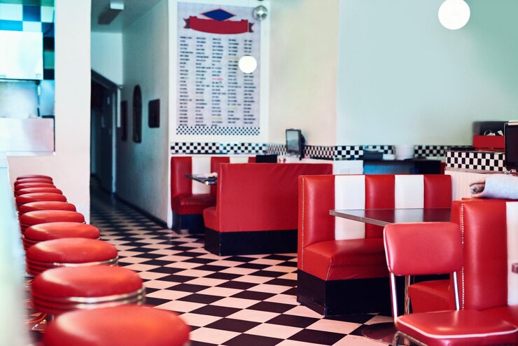 Foto klein bedrijf leeg en retro eetzaal met stoelen decoraties en stoel met restaurant binnen café en interieurontwerp met gastvrijheid rode stoelen en vintage accessoires met apparatuur