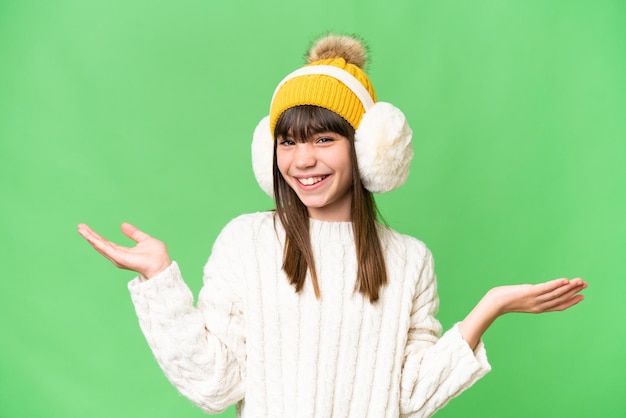 Klein blank meisje met wintermof over geïsoleerde achtergrond met geschokte gezichtsuitdrukking