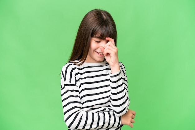 Klein blank meisje over geïsoleerde achtergrond lachen